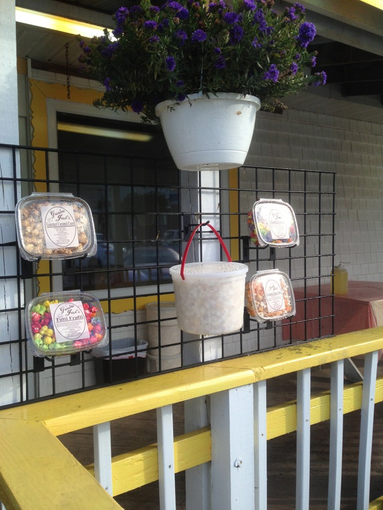 Popcorn as decorations. cute :)